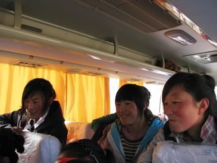 孩子们在车里喜笑颜开