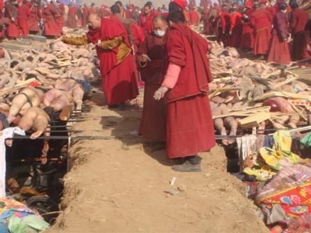 4月17日,结古寺藏僧在火化死难同胞