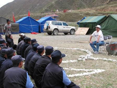 为特警们进行团体心理减压训练