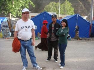 玛尼堆旁边的灾民安置点